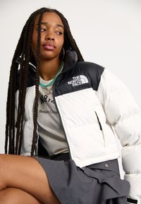 The North Face NUPTSE SHORT JACKET - Piumino - white dune/black