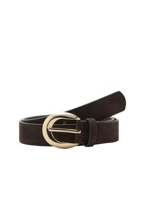 Bruine suède riem met een glanzende gouden, afgeronde rechthoekige metalen gesp, opgerold met de gesp zichtbaar.