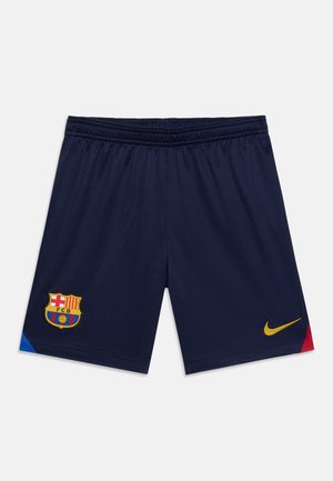 Granatowe szorty sportowe z elastycznym pasem, herb FC Barcelona na lewej nodze, żółte logo Nike po prawej, niebieskie i czerwone akcenty na krawędziach.