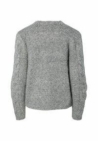 Pelēks adīts džemperis ar tekstūras rakstu, ar kabelisadītas piedurknes un apaļu kakla izgriezumu. Audums šķiet mīksts un silts.