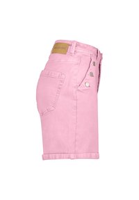 Lyserøde denimshorts med opkørt kant, featuring et lædermærke ved livet og tre metalliske knapdetaljer på siden.