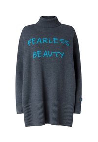 Tamno sive turtleneck pulover od mekog materijala, sa rebrastim donjim rubom i manžetama. Na prednjoj strani istaknuto je upleteno "BEZ STRAHA LEPOTA" u tirkiznoj boji.