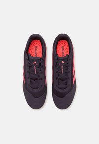 Schwarz-pinke Sportschuhe mit atmungsaktivem Mesh-Obermaterial, Gummisohle und perforierten Details. Mit kontrastierenden Streifen und gepolsterten Einlegesohlen.