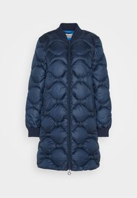 Náměsíčný modrý péřový kabát s předním zipem, vroubkovanými manžetami a kulatými prošívanými částmi. Navržen bez kapuce pro elegantní siluetu.