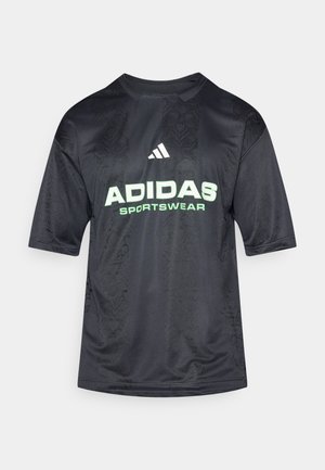 Sort kortærmet sportstrøje med et præget mønster, der har et stort grønt "ADIDAS" logo og teksten "SPORTSWEAR" nedenfor.
