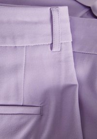 Šviesiai violetinės kelnės, pagamintos iš lygaus audinio, su juosmeniu, diržo kilputėmis ir šoniniu kišeniu, pasižyminčiu tvarkingais siūlės ir lygaus priekinio dizaino.