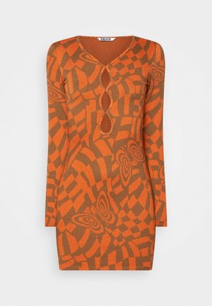 NORA CUTOUT SHORT DRESS - Strikket kjole - harvest pumpkin/butterfly
