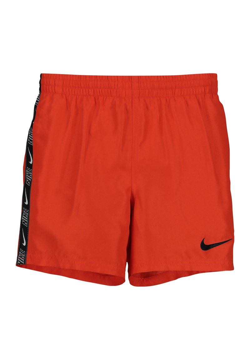 Bañador rojo hecho de un tejido ligero, con un logotipo negro de Nike y un patrón lateral. Cintura elástica para mayor comodidad y ajuste.