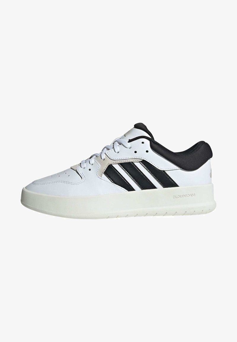 Sneaker bianca con accenti neri e tre strisce. Presenta una tomaia in pelle liscia, suola in gomma e colletto imbottito. Presente il marchio "CLOUDFOAM".