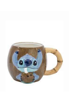 Tazza di ceramica marrone a forma di tiki con personaggio dei cartoni animati blu in rilievo che tiene una noce di cocco marrone davanti e manico curvo sul lato.