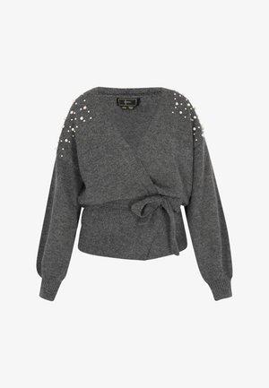 Suéter envolvente gris hecho de un suave tejido de punto, con embellishments de perlas en los hombros, mangas largas y una cintura atada para un look ajustado.