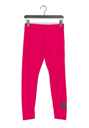 Jasnoróżowe legginsy wiszące na czarnym wieszaku z czarnym logo Nike Swoosh blisko lewego kostki.