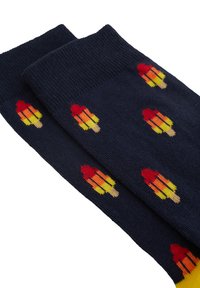 Námornícke modré ponožky vyrobené zo zmesi bavlny, s opakujúcim sa vzorom farebných nanukov v červenej, oranžovej, žltej a hnedej farbe.