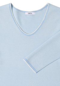 Pull en maille texturée bleu clair avec bordure blanche sur le col en V et les poignets, manches longues, avec une étiquette de la marque "CECIL".