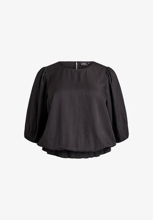 Zwarte blouse van textuurstof, met een ronde halslijn, pofmouwen en een vloeiende, gelaagde zoom. Ritssluiting aan de achterkant.