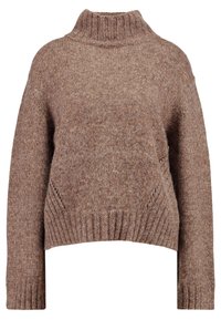 Pull en tricot marron avec un col montant, des épaules tombantes, et des bords côtelés au niveau des poignets et de l'ourlet. Texture douce, coupe décontractée, et deux fentes latérales.