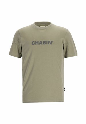 Maslinasta pamučna majica s kratkim rukavima, okruglim izrezom i sivim natpisom "CHASIN'" na prednjoj strani, sa malom oznakom na rubu.