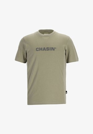 Oliivinvihreä puuvillainen t-paita lyhyillä hihoilla, pyöreällä kaula-aukolla ja harmaalla "CHASIN'" tekstillä edessä, jossa on pieni logotagi helman kohdalla.