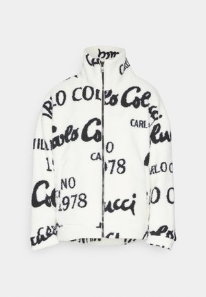 Jaqueta de fleece branca com texto e logótipos pretos, gola alta, fecho zip, punhos e bainha canelados, apresentando tamanhos de fonte variados.