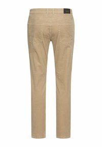 Beige Chinos mit schlanker Passform, glattem Baumwollstoff und zwei aufgenähten Gesäßtaschen mit Nähten. Dezenter Markenpatch nahe dem Bund.