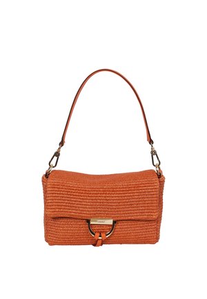 Orangefarbene, gewebte, rechteckige Handtasche mit einem einzelnen Lederhenkel, goldfarbenem Verschluss und dekorativem Metallring am Klappenverschluss.