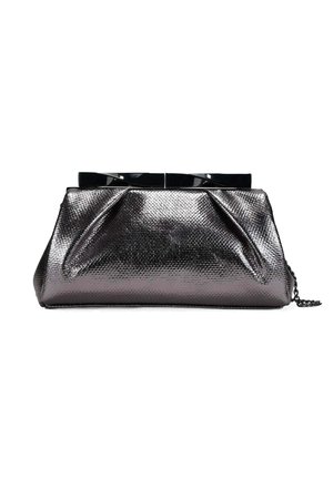 Bolso de mano negro brillante con textura, cierre superior estructurado y asa corta de cadena negra sobre fondo blanco.