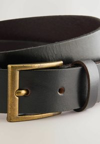 Schwarzer Ledergürtel mit strukturiertem Finish, ausgestattet mit einer quadratischen Messing-Schnalle und einem Riemen mit mehreren Löchern zur Einstellung.