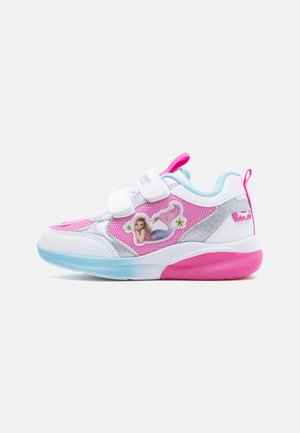 Παιδικό αθλητικό παπούτσι με ροζ, ασημί και λευκά πάνελ, μπροστινή σόλα ανοιχτού γαλάζιου, πίσω σόλα ροζ, δύο λευκές λουρίδες και γραφικό γοργόνας στο πλάι.