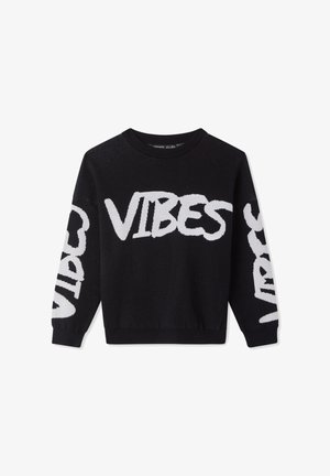 Maglione nero lavorato a maglia con grande scritta bianca "VIBES" sul davanti ed elementi di design sulle maniche. Classico scollo rotondo e orlo a coste.