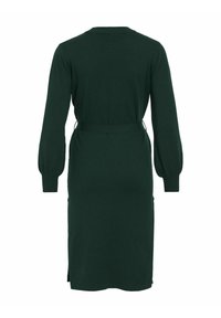 Rochie tricotată verde închis, cu guler, mâneci lungi tip balon, cordon în talie și slituri laterale la tiv. Textură moale și design ajustat.