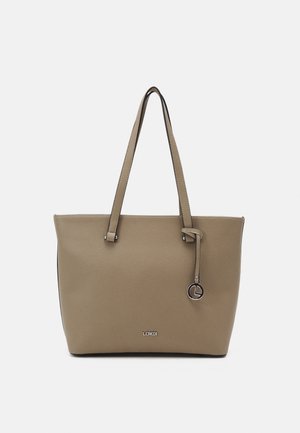 Torebka tote w kolorze taupe z teksturowanej skóry, z dwoma ramiączkami na ramię i małym metalowym zawieszką z logo na jednolitym tle.