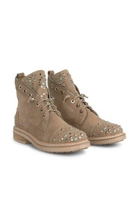 Botas de tobillo de ante marrón con tachuelas de plata decorativas y piedras preciosas, diseño con cordones, cremalleras laterales y suela de goma resistente.