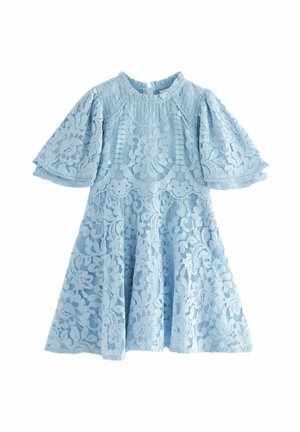 Helles blaues Spitzenkleid mit kurzen, puffigen Ärmeln, intricaten Blumenmustern, einem runden Halsauschnitt und einem ausgestellten Rock. Strukturiertes Gewebe durchgehend.