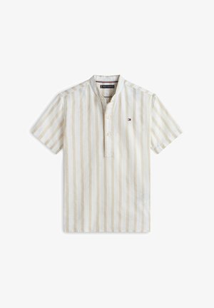 Beiges kurzärmeliges Hemd mit weißen, vertikalen Streifen, Stehkragen, dreiknöpfiger Blende und kleinem Logo auf der Brust.