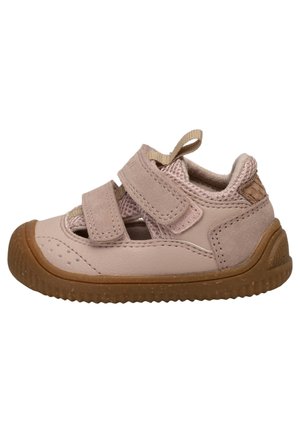 Sandalia para niño pequeño de color rosa claro con doble cierre de velcro, forro de malla, talón acolchado y suela de goma marrón texturizada.