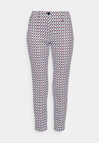 Pantalones con un diseño geométrico que presenta triángulos rojos, negros y blancos. Están hechos de una tela texturizada, con una forma ajustada y cierre de botón.