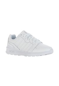 Baskets de sport blanches avec un dessus en synthétique lisse, fermeture à lacets, détails striés sur les côtés et une semelle en caoutchouc texturé.