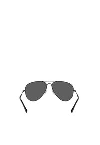 Occhiali da sole aviator con lenti grigio scure, montatura in metallo nero sottile e naselli trasparenti. Le aste, con texture, si curvano verso l'esterno.