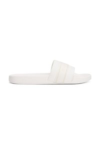 Hvide slidesandaler med en glat syntetisk rem med to vandrette teksturerede striber, flad sål og et enkelt, minimalistisk design.