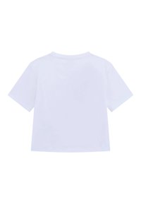 Camiseta blanca de manga corta hecha de algodón. Diseño simple con cuello redondo y dobladillo recto. Sin logotipos ni adornos visibles.
