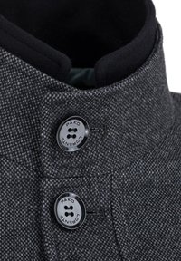 Szary tekstylny kołnierz w wzór houndstooth, z dwoma czarnymi guzikami z wytłoczonym nazwiskiem marki "PAKO LORENTE". Widoczne miękkie podszewka.