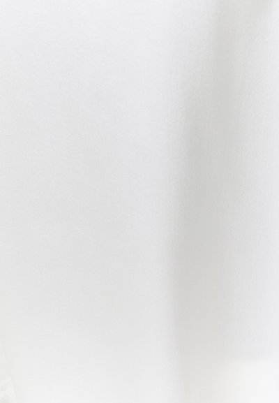 Valge kangas sileda ja pehme tekstuuriga. Ühtlane värv, ilma nähtavate mustrite või embellissementideta, peegeldab valgust õrnalt.