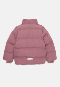 Pufferjakke, set fra ryggen, lyse mauve farve, quiltet tekstur, høj krave, trykknapper, elastiske manchetter, hvid label på kanten.