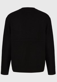 Czarny sweter dziany z okrągłym dekoltem i rękawami raglanowymi. Miękka tekstura o prostym kroju, bez widocznych wzorów ani akcentów.