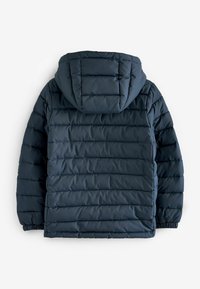 Veste matelassée bleu marine avec capuche, arborant un motif matelassé et des poignets élastiques. Légère, fabriquée dans un tissu lisse et brillant.