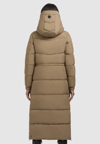 Lungo cappotto imbottito marrone con cappuccio, caratterizzato da cuciture trapuntate, polsini elastici e vita elasticizzata per una vestibilità strutturata.