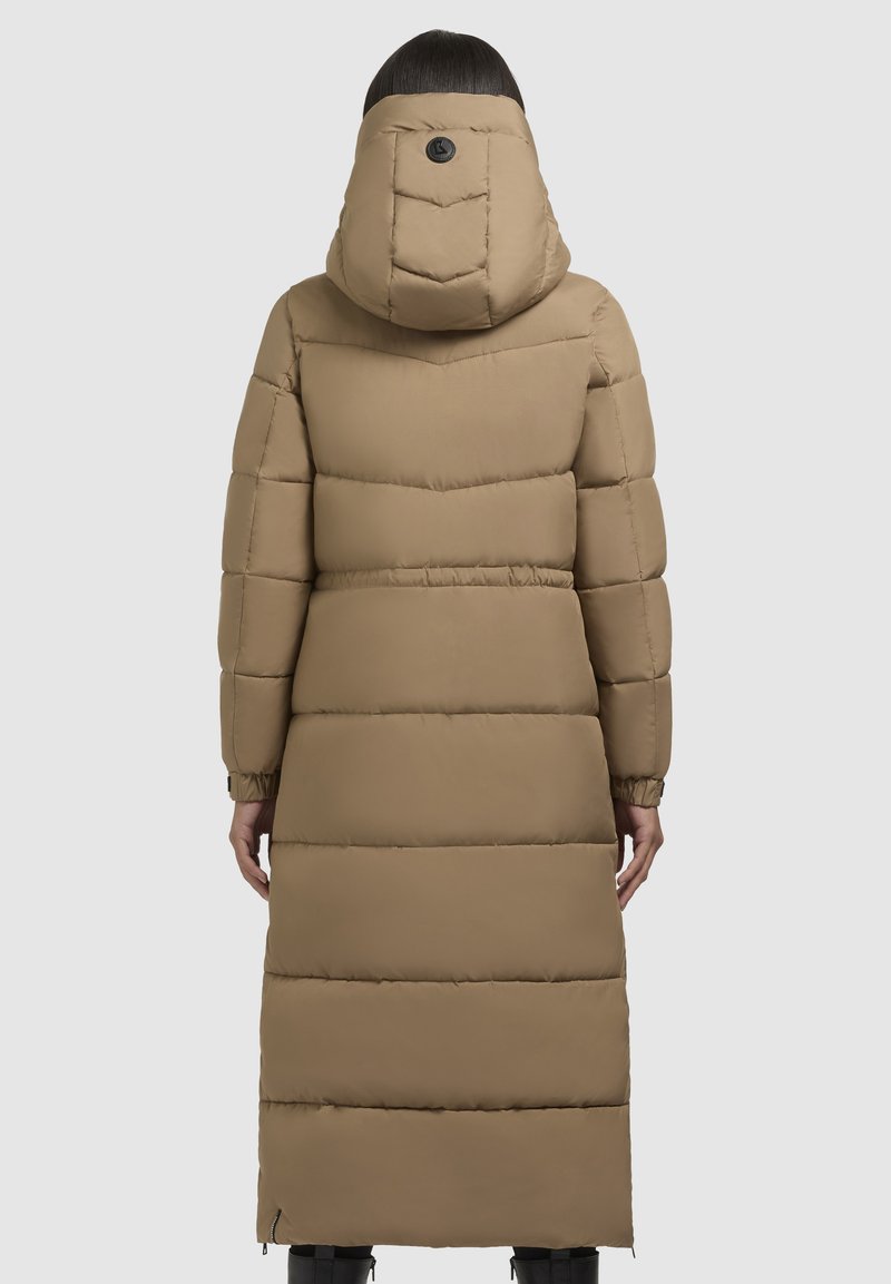Lang bruine pufferjas met een capuchon, voorzien van doorgestikte naden, elastische manchetten en een getailleerde taille voor een gestructureerde pasvorm.
