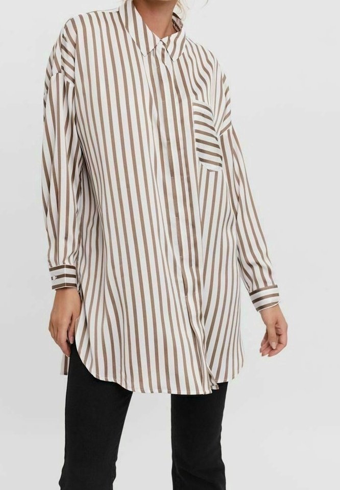 Chemise boutonnée à rayures verticales blanches et marron ; manches longues, col, poche à gauche, ourlet arrondi, tissu léger, coupe décontractée.