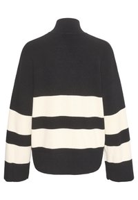 Pull en maille noire avec de larges rayures horizontales blanches sur la poitrine, les manches et la partie inférieure, doté d'un col montant.