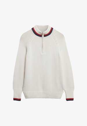 Witte gebreide pullover met een ritskraag, voorzien van een gestreepte halslijn in rood en marineblauw. Ribgebreide manchetten en onderrand zorgen voor textuur en detail.